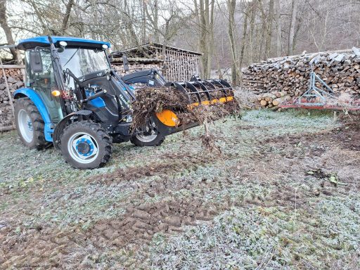 Traktor mit Greifschaufel